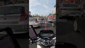 Un conducteur distrait cause un accident spectaculaire ! 💥