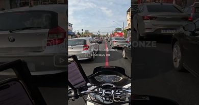 Un conducteur distrait cause un accident spectaculaire ! 💥