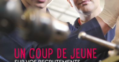 Jeune avec son employeur en train de travailler