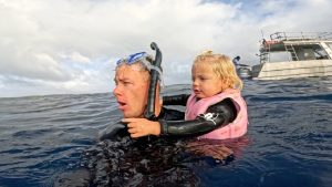 Un enfant de 2 ans nage avec des baleines à bosse à Tonga