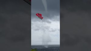 Un impressionnant tourbillon se forme au large de Tobago