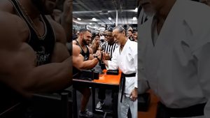 Un maître en karaté défie et bat un culturiste