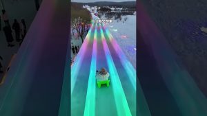 Un père découvre que le toboggan est en NEIGE !