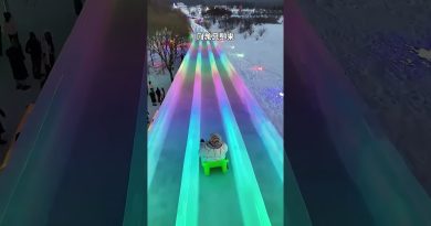 Un père découvre que le toboggan est en NEIGE !