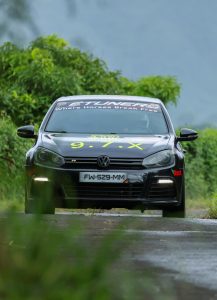 Un rallye de la montagne à basse altitude