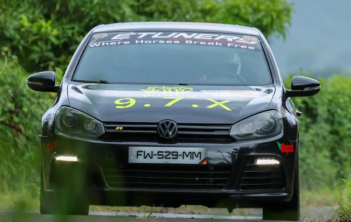 Un rallye de la montagne à basse altitude