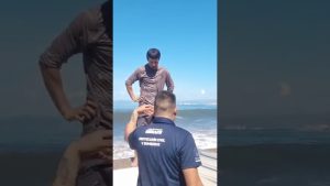 Un surfeur brave les vagues à Puerto Vallarta, sauvetage en cours