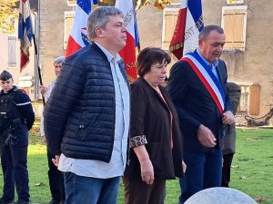 Le maire et ses élus se recueillent