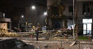 Une attaque de drones russes fait un mort et plusieurs blessés à Kiev | RTS