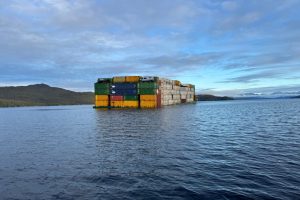 Une barge chargée coule au large de la Colombie-Britannique