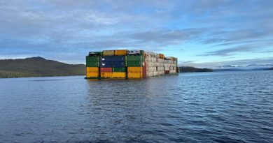 Une barge chargée coule au large de la Colombie-Britannique