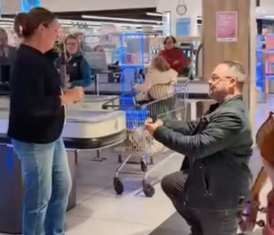 Une caissière Leclerc demandée en mariage : la vidéo touche des milliers d'internautes