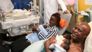 Une femme accouche de quintuplés à 28 semaines, 25 soignants mobilisés pour l'événement