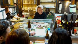 Une grand-mère de 79 ans tient un stand de nourriture 8h !