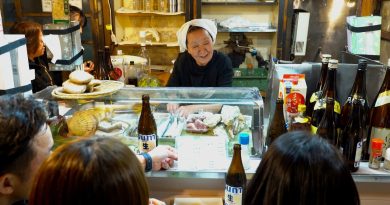Une grand-mère de 79 ans tient un stand de nourriture 8h !
