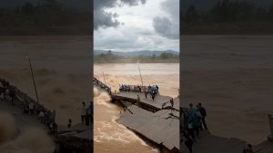 Une inondation soudaine fait s'effondrer un pont, panique générale