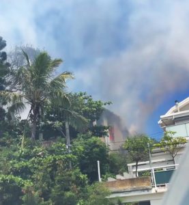 Une maison abandonnée en feu au Mont-Vénus