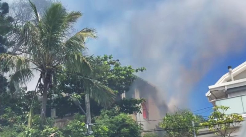 Une maison abandonnée en feu au Mont-Vénus
