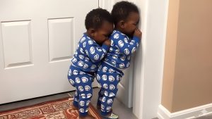 Une mère découvre une scène choquante avec ses jumeaux