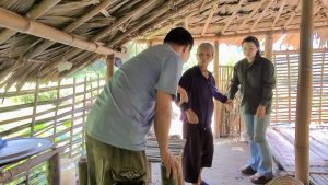 Une visite malheureuse : la mère de M. Ha chasse une fille