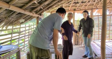 Une visite malheureuse : la mère de M. Ha chasse une fille