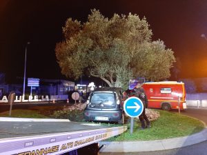 Une voiture percute un rond-point dans cette commune de Vendée