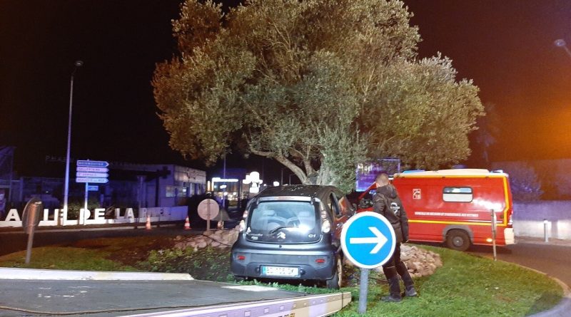 Une voiture percute un rond-point dans cette commune de Vendée