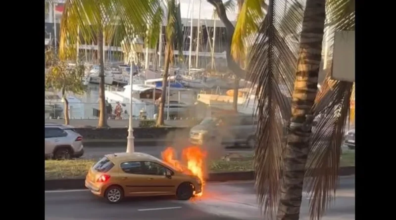 Une voiture prend feu sur le front de mer de Papeete