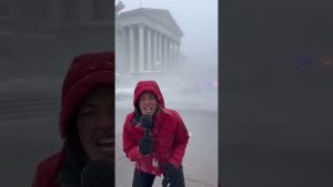 Urgent : Un reporter piégé dans une tempête de neige avec des boules de glace !