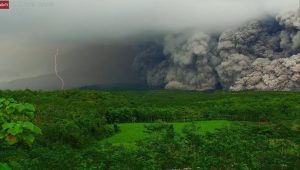 [VIDÉO] Indonésie : niveau d’alerte maximal après l’éruption d’un volcan à Java