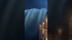 Vagues impressionnantes en ville : un spectacle à ne pas manquer !
