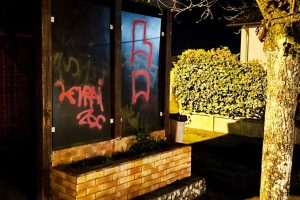 Vandalisme à Val-au-Perche : une dizaine de voitures touchées, un abri de bus tagué