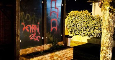 Vandalisme à Val-au-Perche : une dizaine de voitures touchées, un abri de bus tagué