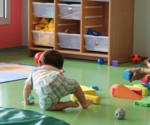 Vers une réglementation commune pour tous les établissements accueillant des mineurs ?