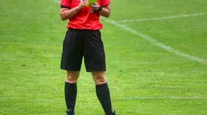 Victime d’arrêts cardiaques en plein match, l’arbitre avait été sauvé par deux footballeurs