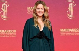 Virginie Efira opte pour une couleur tendance pour un look de fête réussi