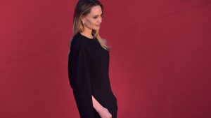 Visite d’Angelina Jolie en Ukraine : incident entre une personne accompagnant l’actrice et des militaires ukrainiens