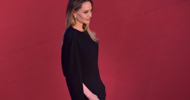 Visite d’Angelina Jolie en Ukraine : incident entre une personne accompagnant l’actrice et des militaires ukrainiens