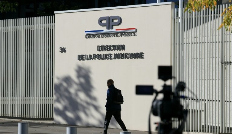 Vol au Louvre: ce que l'on sait, après les nouvelles mises en examen