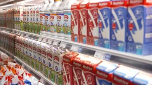 Un étalage de cartons de lait dans une épicerie.