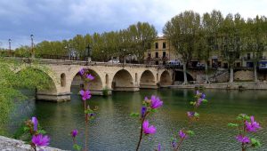 Voyager sans voiture : Guillaume Payen a testé une balade en bus à Sommières - ICI