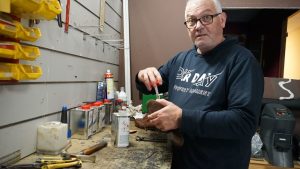 Mobilisation citoyenne pour préserver le dernier cordonnier du Médoc