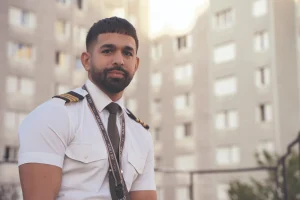 « Que tu réussisses ou non, ils ne t’aiment pas » : Nassim Hamdi, pilote de ligne face aux préjugés racistes