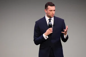 Le Rassemblement National, cofondé par un SS, réagit à la comparaison avec le parti nazi