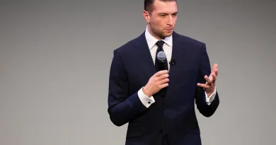 Le Rassemblement National, cofondé par un SS, réagit à la comparaison avec le parti nazi