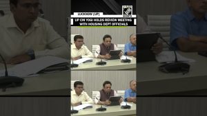 Yogi Adityanath examine le logement lors d'une réunion à Lucknow