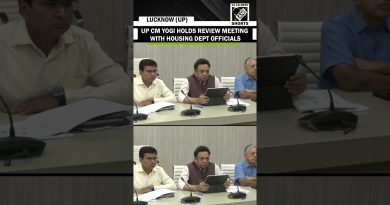 Yogi Adityanath examine le logement lors d'une réunion à Lucknow