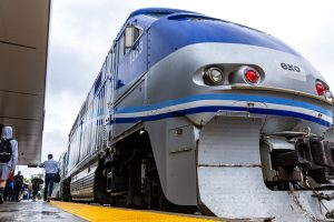 Perturbations du réseau de trains de banlieue après un heurt au viaduc de la rue Guy