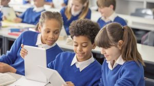 Uniforme à l'école : une enquête sur l'expérimentation en cours - RTBF Actus