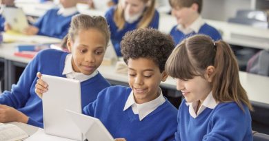 Uniforme à l'école : une enquête sur l'expérimentation en cours - RTBF Actus